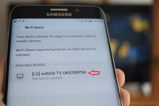 L'image montre un téléphone portable Samsung avec les dispositives disponibles pour être connectés par Wi-Fi Direct, dans ce cas-ci, la télé LG.