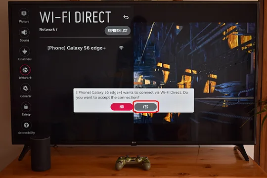 L'écran du téléviseur affiche un message demandant la confirmation de la connexion Wi-Fi Direct entre le téléphone mobile et le téléviseur.