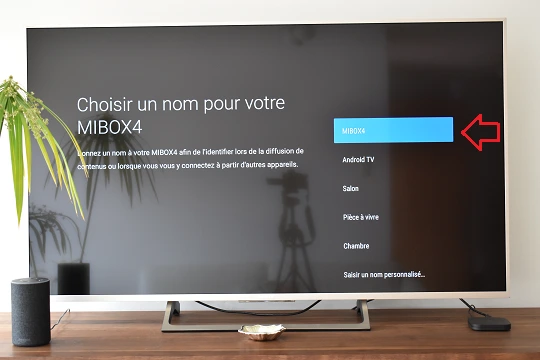 À l'écran de la télé s’affiche la demande pour un nom à donner à la Mi Box en cours de configuration.