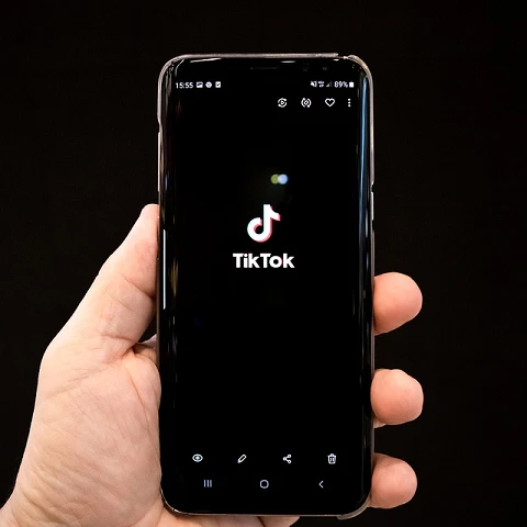 Logo TikTok sur smartphone