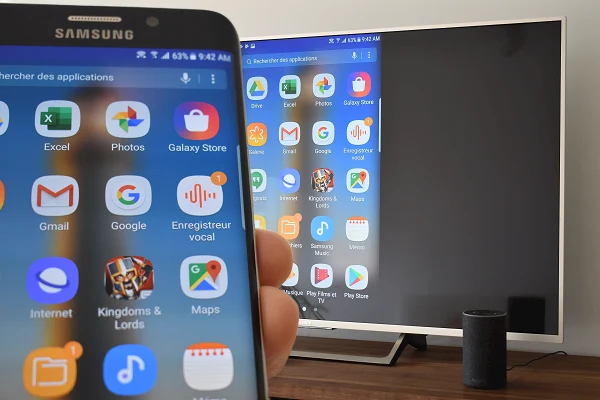 L'image montre un smartphone Samsung et un téléviseur Sony Bravia avec des écrans affichant le même contenu.