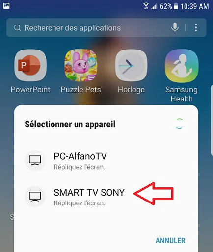 L'image montre l'écran du téléphone portable avec la liste des appareils disponibles pour envoyer tout ce qui est affiché sur l'écran du mobile.