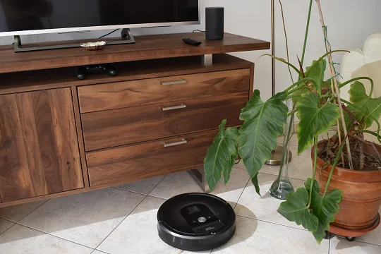 Amazon Echo et un aspirateur Roomba