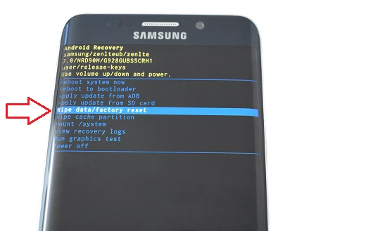 Téléphone portable Samsung avec l'option Effacer les données / réinitialisation des paramètres d'usine en anglais.