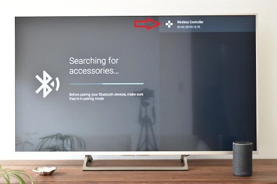 L'image montre la manette PS4 trouvée par la connexion Bluetooth du téléviseur Sony TV.