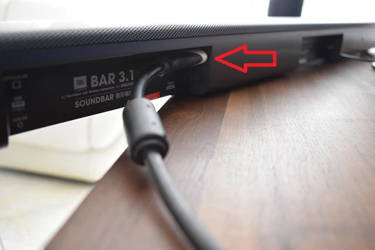 Câble HDMI connecté au port HDMI ARC d'une barre de son JBL