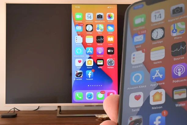 L'image montre un iPhone et un téléviseur intelligent Sony, affichant tous deux le même contenu sur leurs écrans.