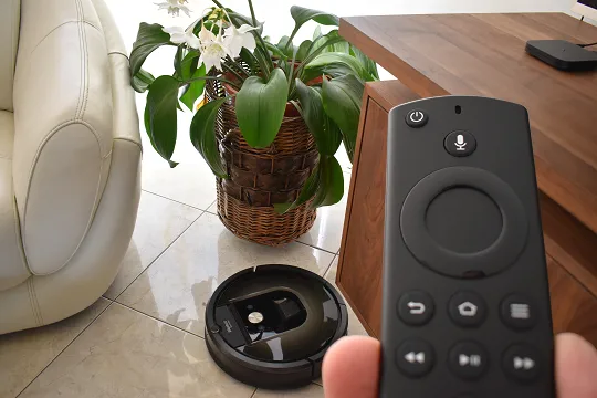 Aspirateur robot Roomba piloté par la voix à l'aide de la télécommande Amazon Fire TV Stick