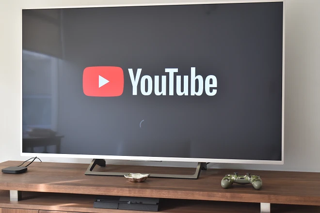 Logo YouTube sur une Smart TV

