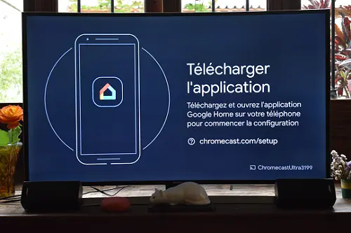 un téléviseur Samsung, une invitation à télécharger l'application Google Home sur votre smartphone.
