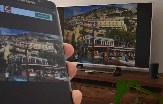 Un smartphone et une télévision montrant la même photo