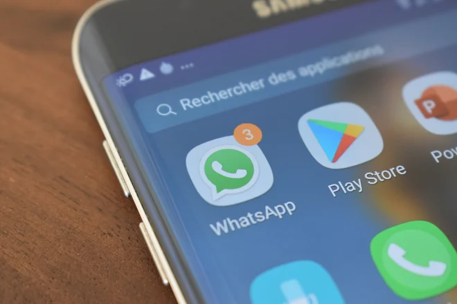 Icône WhatsApp sur un smartphone
