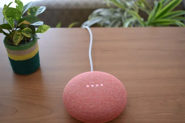 Google Home Mini en train d'écouter