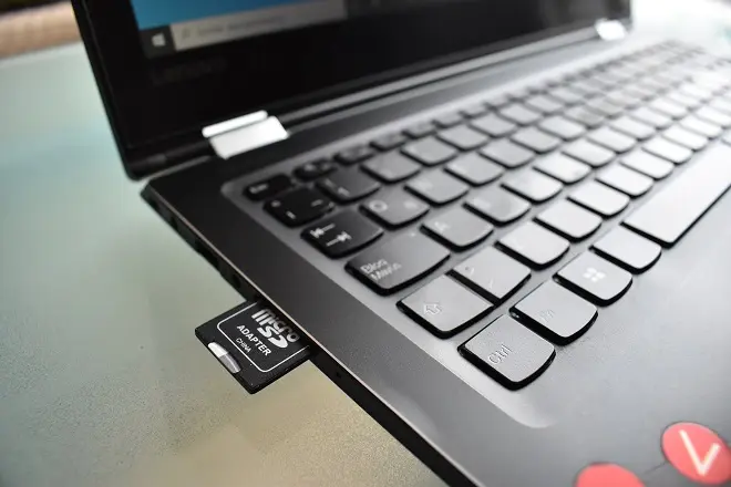 Carte micro SD insérée dans un ordinateur portable Lenovo
