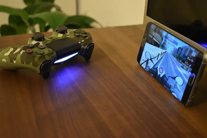 Une manette PS4 connectée à un smartphone Android sans fil