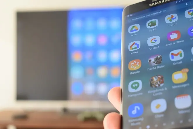En train d'afficher un smartphone Samsung sur TV connecté Android TV