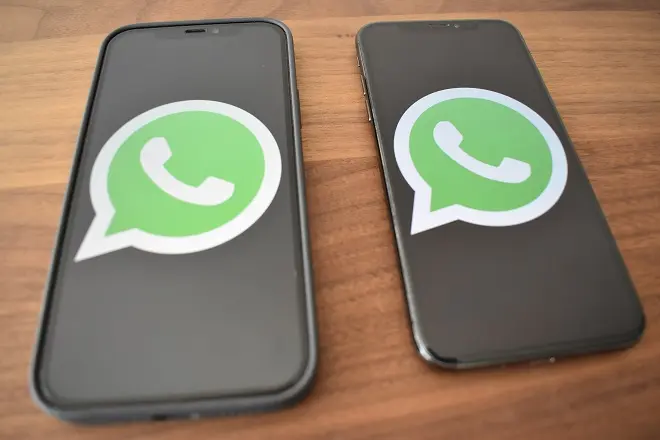 Logo de l'application WhatsApp sur 2 smartphones